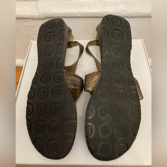 BNWOB FRANCO SARTO Gladiator Flat Sandals in Distressed Bronze Leather, size 8 - Picture 4 of 6